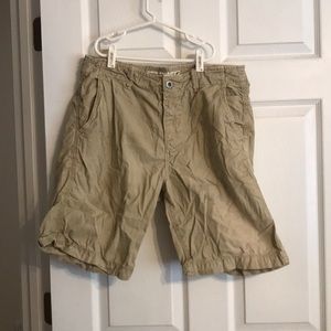Khaki men’s cargo shorts